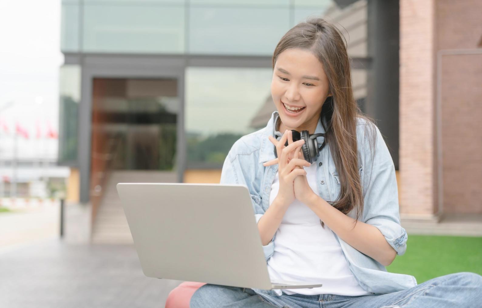 Specialist în planificare financiară analizând rapoarte și grafice pe laptop